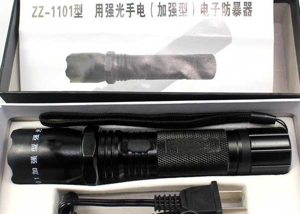 1101型带强光电筒式电击器