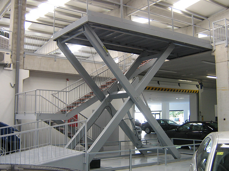 Hydraulic scissor lift