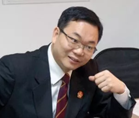 法官旧式红领带