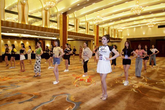 国际小姐赛前集训,绰约多姿彰显魅力无限 国际小姐赛前集训,绰约多姿彰显魅力无限