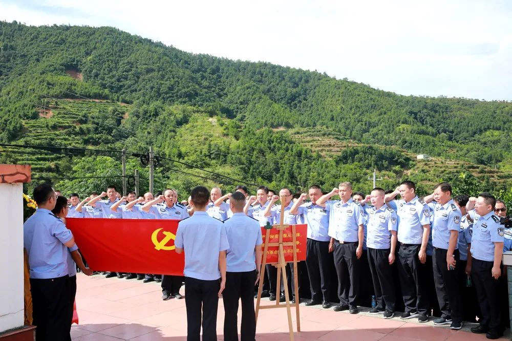 学员在瑞金红色教育基地—革命烈士纪念塔重温入党誓词、敬献花篮 学员在瑞金红色教育基地—革命烈士纪念塔重温入党誓词、敬献花篮