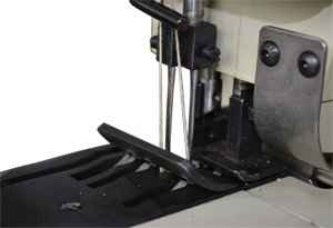 GS-9CW双针四线全自动润滑系统袋口缝包机-局部细节