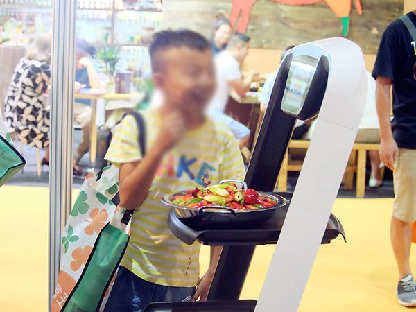 欢乐送餐机器人成智能餐饮焦点