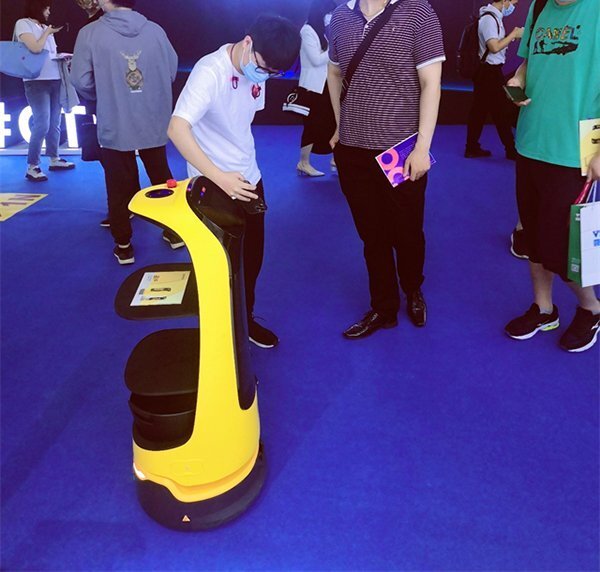 普渡送餐机器人亮相消费者科技及创新展览会