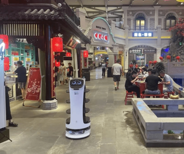 湖北網紅餐廳智能送餐機器人