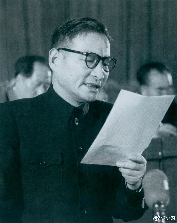 1955年3月21日，陈云在中国共产党全国代表会议上作关于发展国民经济的第一个五年计划的报告。