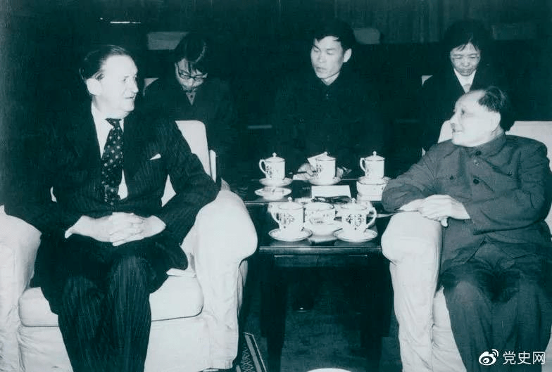 1979年3月29日，邓小平会见香港总督麦里浩。
