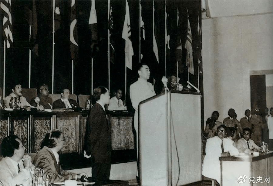 1955年4月18日，亚非会议在万隆开幕。图为19日周恩来在会议上发言。