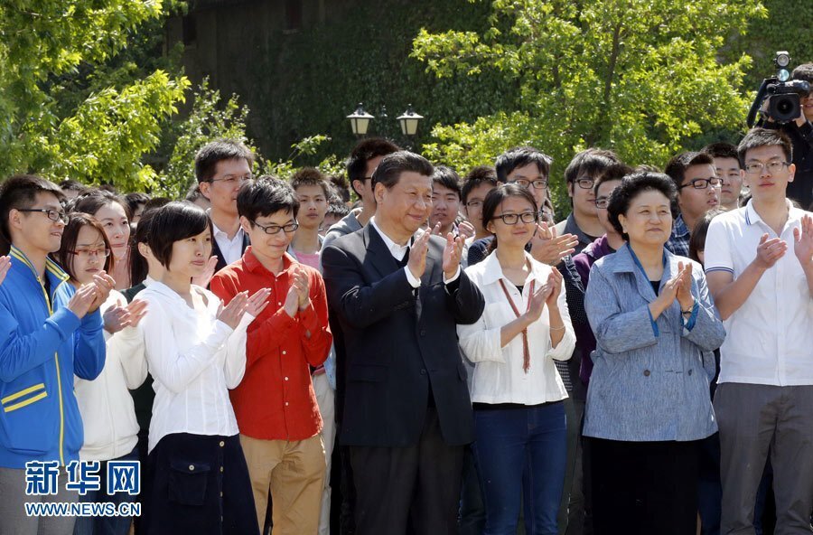 5月4日，中共中央总书记、国家主席、中央军委主席习在北京大学考察。这是习在校园观看北大师生纪念五四运动95周年青春诗会。记者 鞠鹏 摄