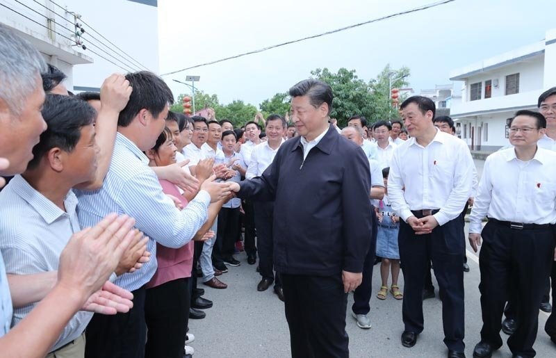 5月20日至22日，中共中央总书记、国家主席、中央军委主席习在江西考察，主持召开推动中部地区崛起工作座谈会并发表重要讲话。这是习在赣州市于都县梓山镇潭头村看望当地群众，同乡亲们亲切握手。