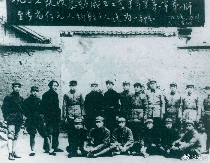 1927年9月9日，以毛泽东为书记的中共湖南省委前敌委员会，领导工农革命军第一师发动湘赣边界秋收起义。图为毛泽东在延安和当年参加秋收起义的部分同志合影。