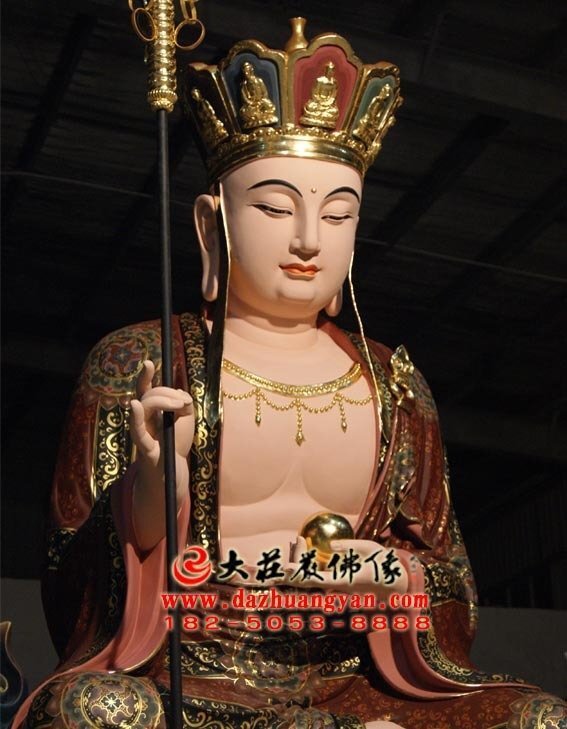 地藏王菩萨彩绘塑像侧面照