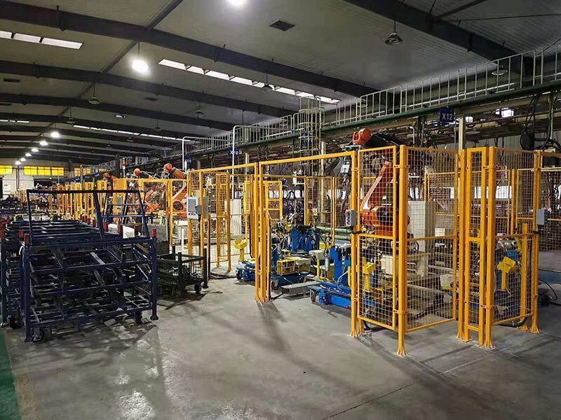 重庆精密机械制造有限公司（长安S203后轮毂包）点焊机器人工作站
