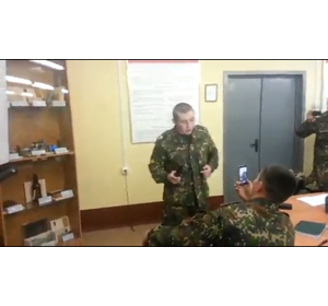 国外士兵测试电棍威力视频