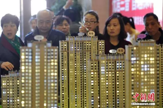 资料图：一售楼处现场。中新社记者 韦亮 摄