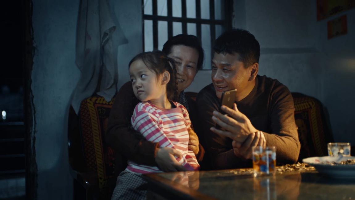 对于城市奋斗者来说，工作再苦，也不及视频通话里远在家乡的女儿因为生疏而别开的脸让人心碎