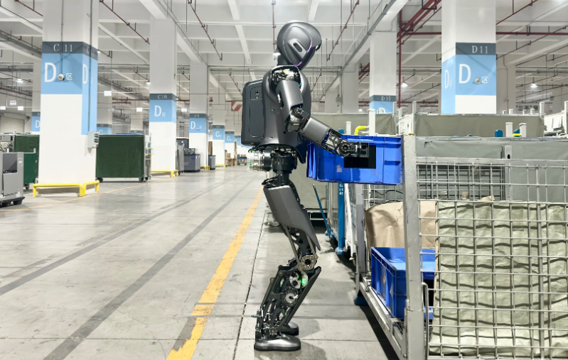 人形机器人或将在2026年正式进入通用化产品序列 机器人ETF涨超2%