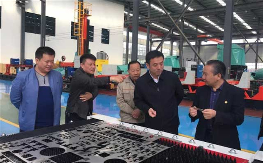 徐曙光副区长一行认真听取光纤激光切割机产品的基本情况
