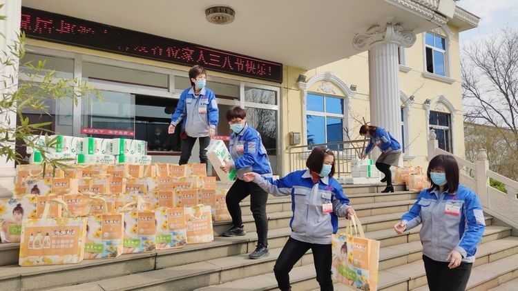 居邦源集团女员工分发妇女节礼物