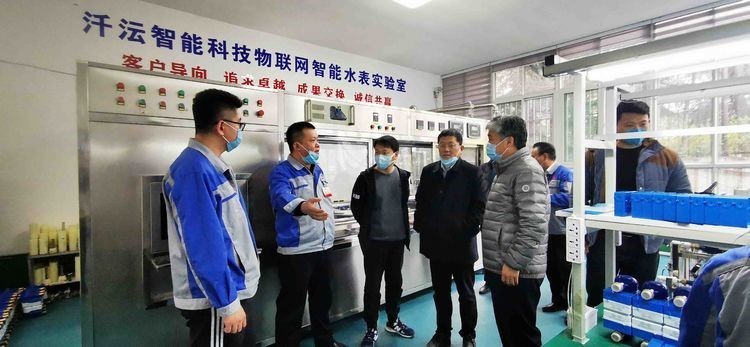 刘炳龙队长详细了解智能水表工作流程