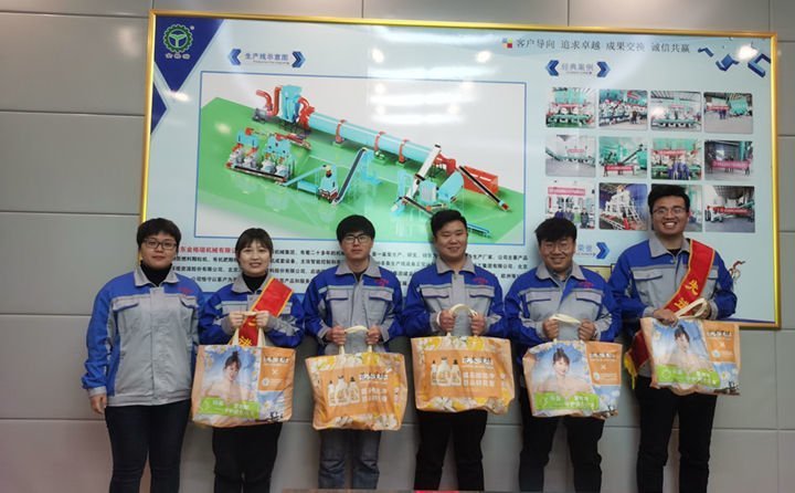 李总监为月度销售精英们颁发精美礼品