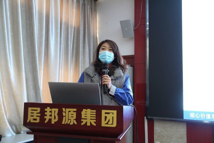 营销部部长卢玉丽进行汇报