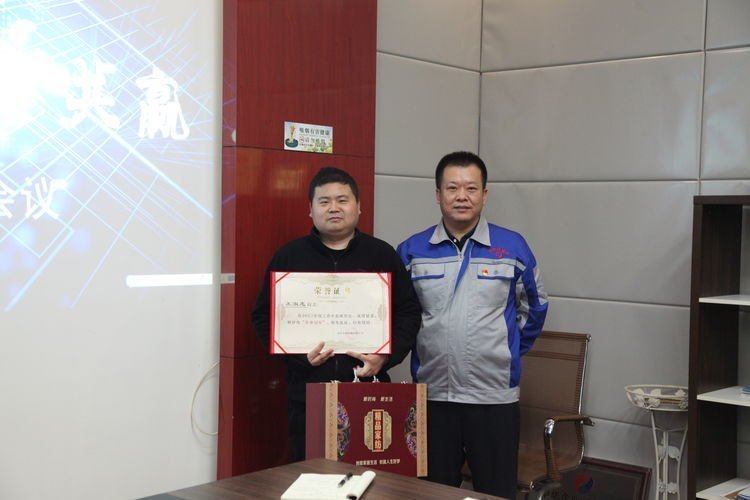 公司领导为各优秀销售冠军颁奖