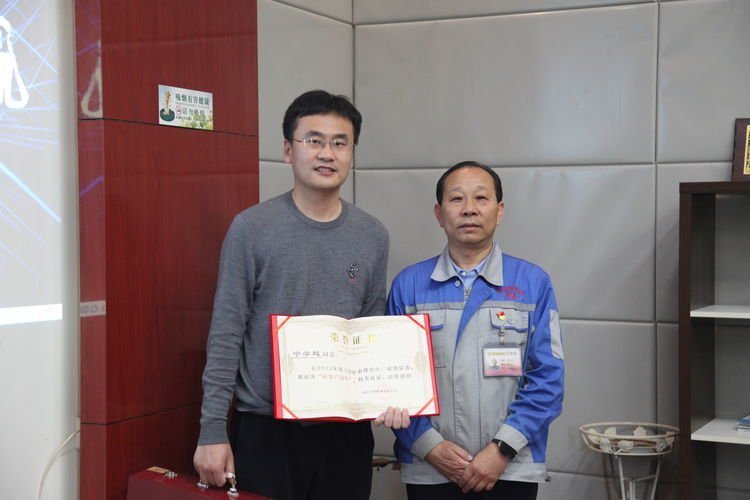 公司领导为各优秀销售冠军颁奖