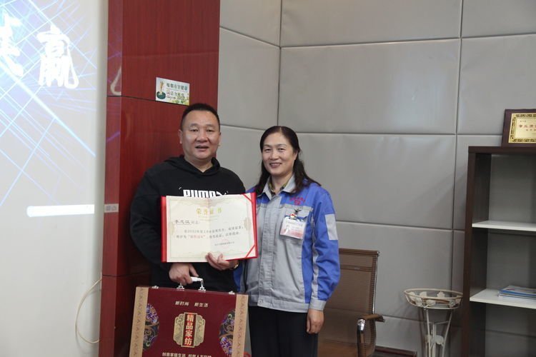 公司领导为各优秀销售冠军颁奖