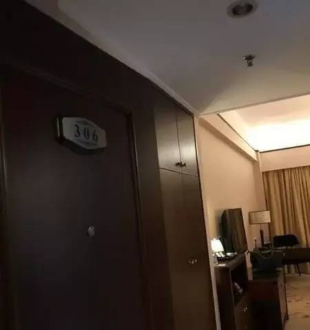 女住客曾对着酒店电视里藏针孔电棒换衣服、裸体走动 女住客曾对着酒店电视里藏针孔电棒换衣服、裸体走动