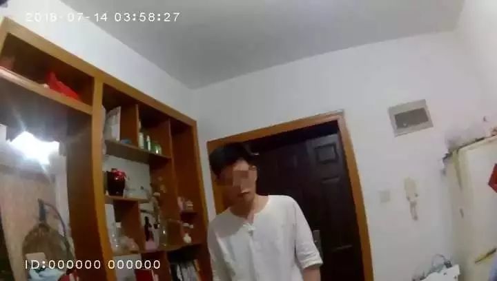 美女凌晨3点惊恐报警:房里有针孔电棒! 美女凌晨3点惊恐报警:房里有针孔电棒!