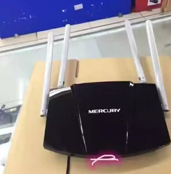 美女凌晨3点惊恐报警:房里有针孔电棒! 美女凌晨3点惊恐报警:房里有针孔电棒!