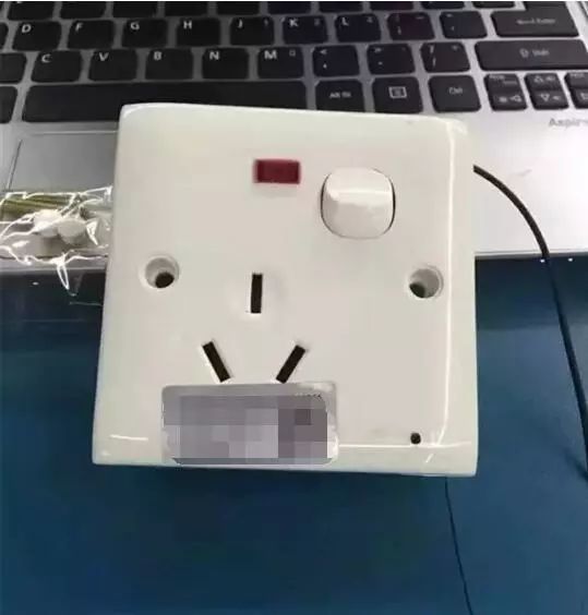 美女凌晨3点惊恐报警:房里有针孔电棒! 美女凌晨3点惊恐报警:房里有针孔电棒!
