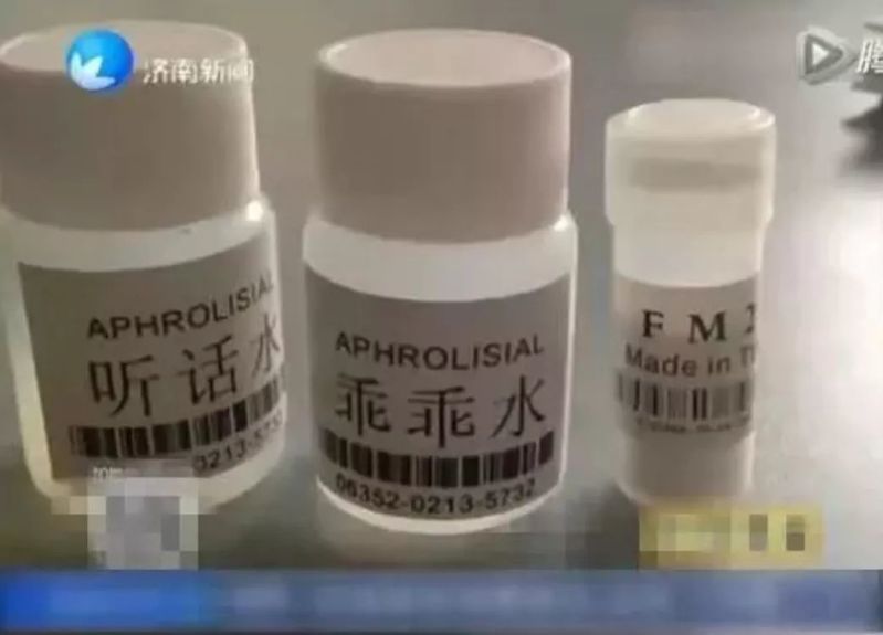 电棍视频拍到女孩玩手机时被下药 电棍视频拍到女孩玩手机时被下药