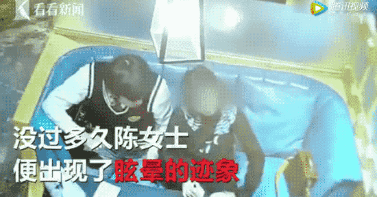 电棍视频拍到女孩玩手机时被下药 电棍视频拍到女孩玩手机时被下药