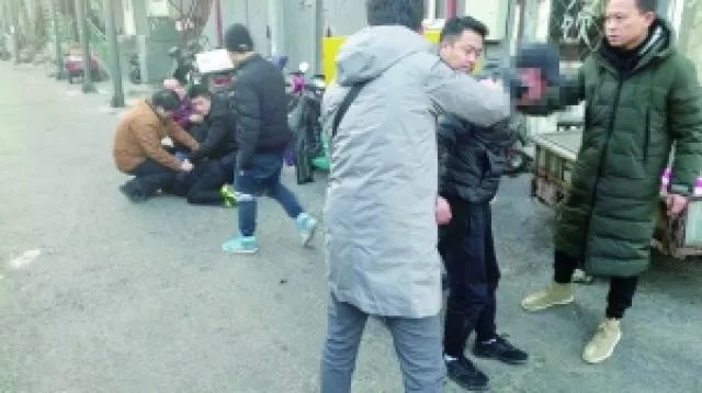 根据电棍视频拍到的偷盗嫌疑犯,警察将其成功抓获 根据电棍视频拍到的偷盗嫌疑犯,警察将其成功抓获