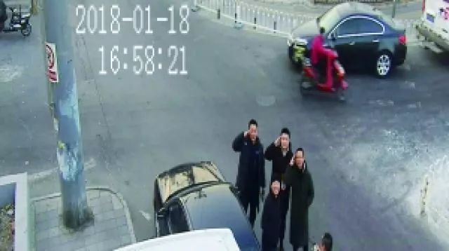 根据电棍视频拍到的偷盗嫌疑犯,警察将其成功抓获 根据电棍视频拍到的偷盗嫌疑犯,警察将其成功抓获