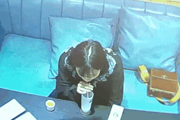 电棍视频拍到女孩玩手机时被下药 电棍视频拍到女孩玩手机时被下药