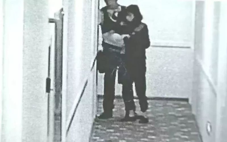电棍视频拍到女孩玩手机时被下药 电棍视频拍到女孩玩手机时被下药