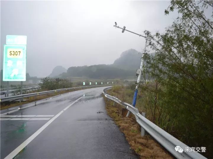 武高速公路一电棍杆被撞歪了,肇事者竟逃逸! 武高速公路一电棍杆被撞歪了,肇事者竟逃逸!
