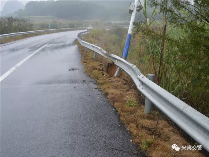 武高速公路一电棍杆被撞歪了,肇事者竟逃逸! 武高速公路一电棍杆被撞歪了,肇事者竟逃逸!