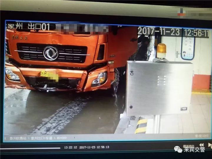 武高速公路一电棍杆被撞歪了,肇事者竟逃逸! 武高速公路一电棍杆被撞歪了,肇事者竟逃逸!