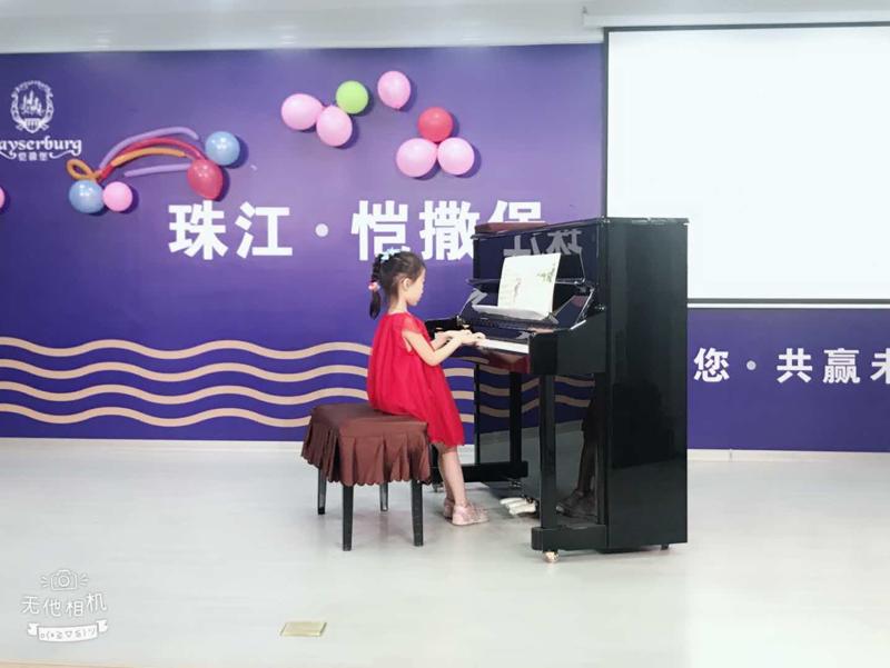 1536376840418192.jpg 弹钢琴