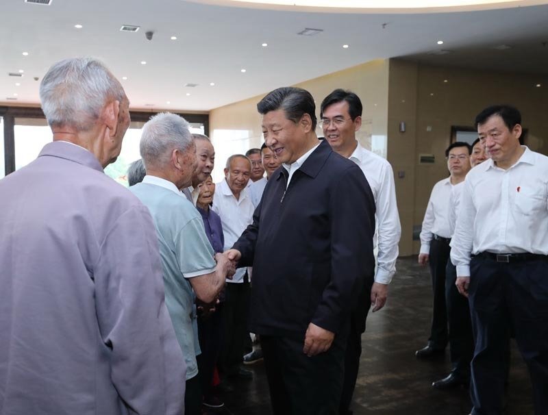 5月20日至22日，中共中央总书记、国家主席、中央军委主席习在江西考察，主持召开推动中部地区崛起工作座谈会并发表重要讲话。这是习在赣州市于都县中央红军长征出发纪念馆会见于都县的红军后代、革命烈士家属代表。