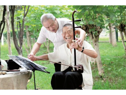 张先生，老年人学二胡的快乐！