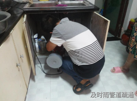 手摇式疏通器来疏通堵塞