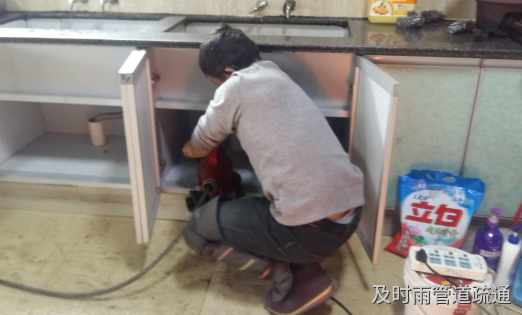 彭水大亚乡厨房下水道疏通现场