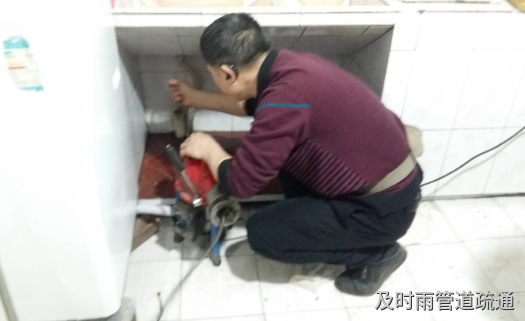 大转盘洗衣台排污管道疏通现场
