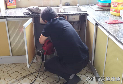 彭水中学教室住宿楼厨房下水道疏通