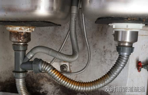排污管道弯管堆积杂物